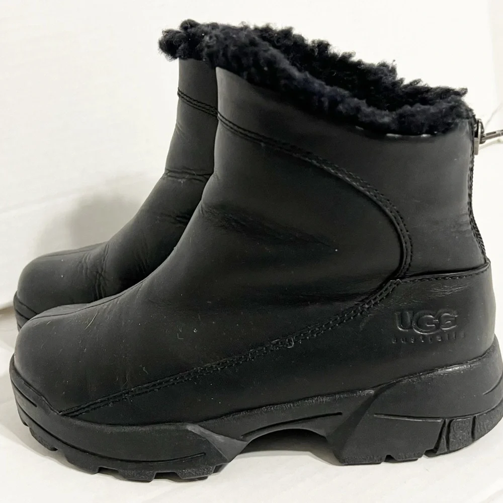 UGG Leather Sierra Sherpa Lined Combat Ankle Boots Size 7 Black Sheepskin Lining